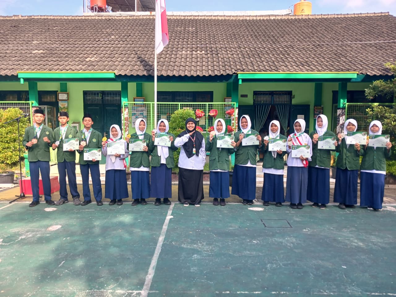 Apresiasi Prestasi, Atlet Taekwondo Serahkan Medali kepada Kepala MTsN 9 Bantul